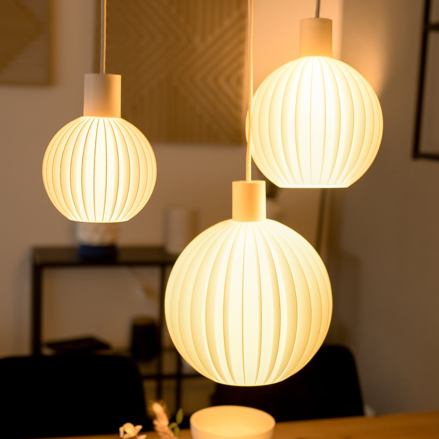 Realbild einer nachhaltigen Tischleuchte aus recyceltem Verpackungsmaterial in der Farbe Terracotta / rot mit weißem Schirm