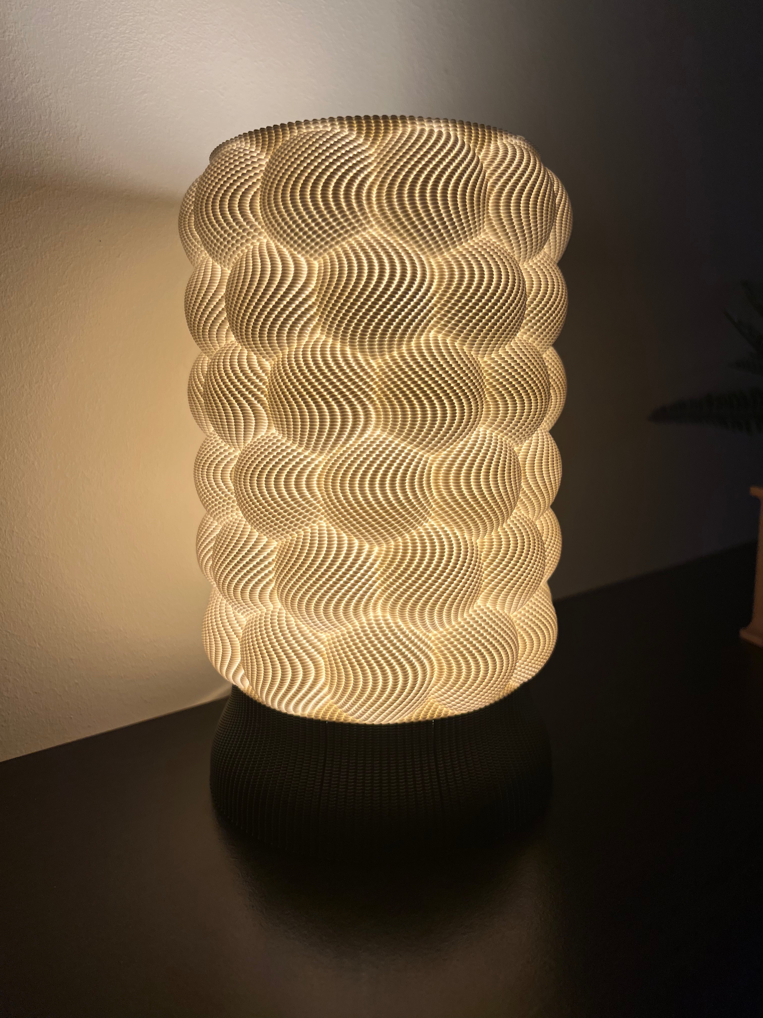 The Tube - Wavy Bubbles - Tischleuchte - olivgrün - Realbild