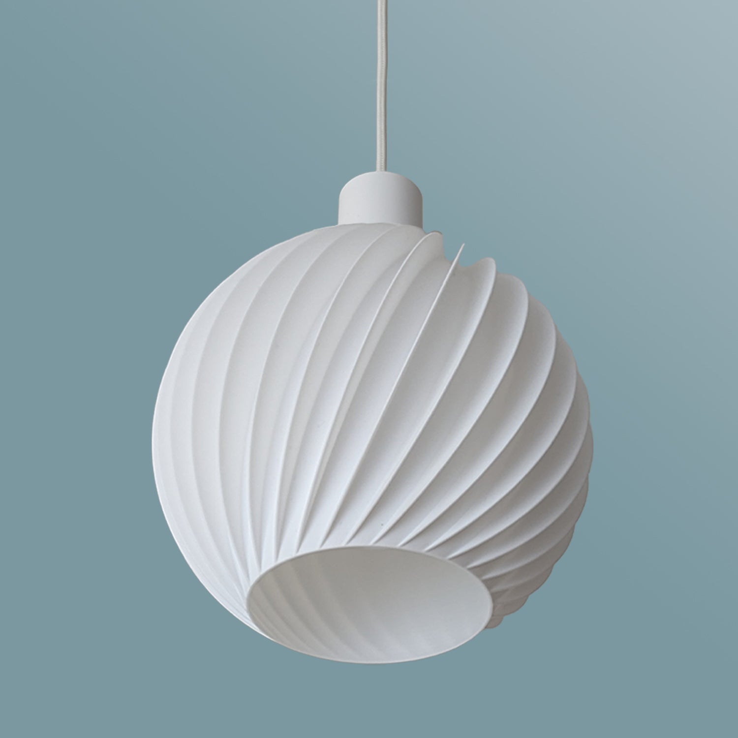 Ball Twist by Martin Žampach | Leuchte LED Pendelleuchte - Ø25cm vor blauem Hintergrund