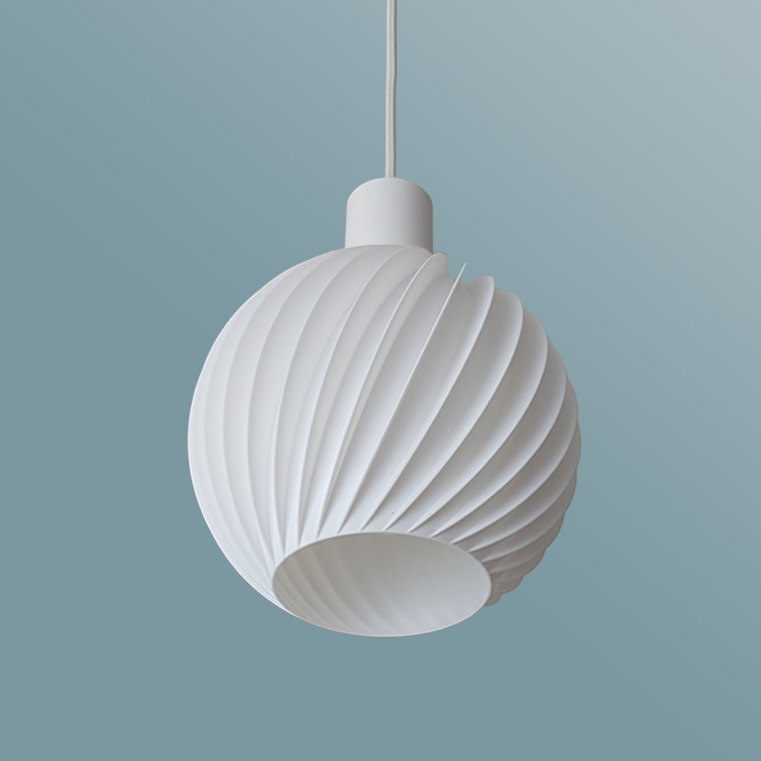 Ball Twist by Martin Žampach | Leuchte LED Pendelleuchte - Ø20cm vor blauem Hintergrund