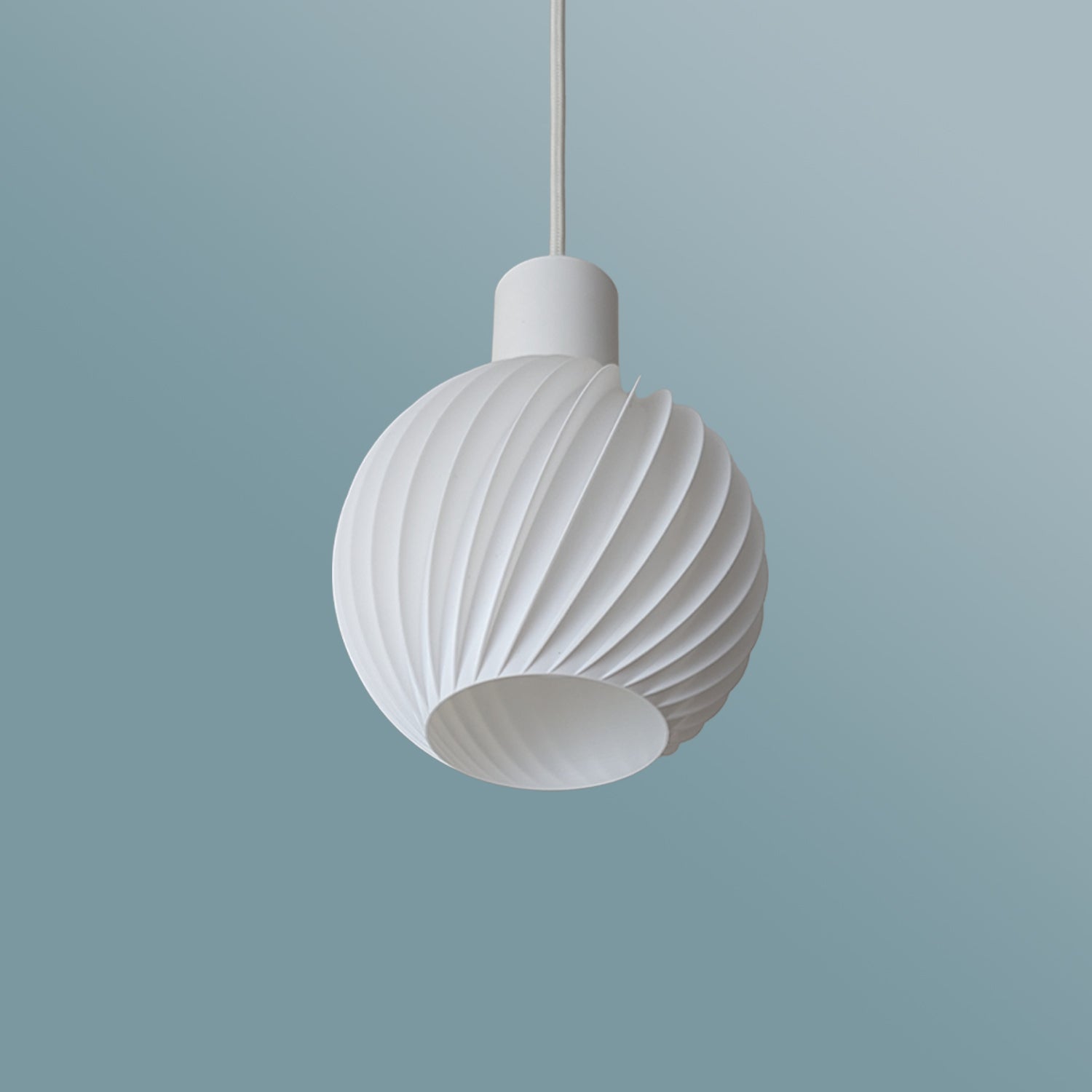 Ball Twist by Martin Žampach | Leuchte LED Pendelleuchte - Ø15cm vor blauem Hintergrund